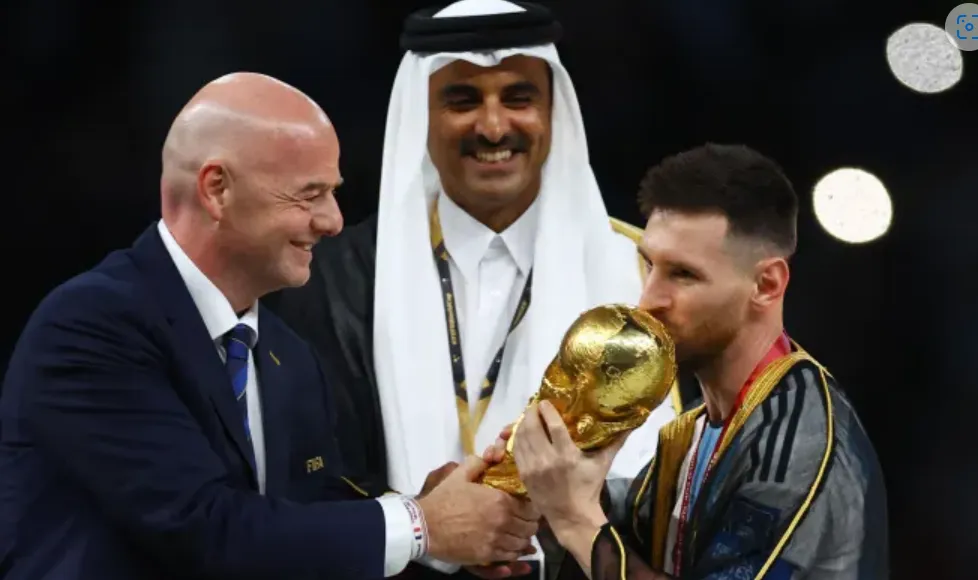 Lionel Messi dari Argentina menerima Piala Dunia di Qatar pada tahun 2022.
