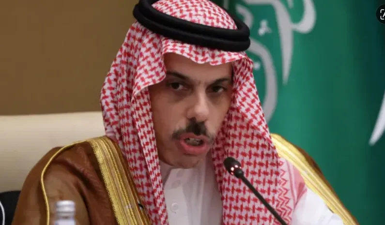 Menteri Luar Negeri Arab Saudi, Pangeran Faisal bin Farhan al-Saud, menyampaikan pidato di Riyadh pada 14 Mei 2025.