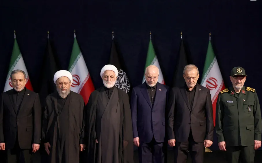 Para pejabat tinggi Iran memberi hormat pada mendiang Ayatullah Ali Khamenei sebelum acara pemakaman.
