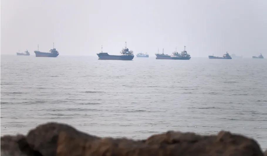 Kapal-kapal melewati Selat Hormuz.