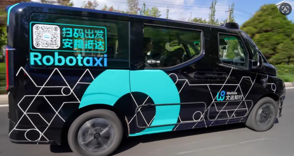 Perusahaan-perusahaan China sedang menguji robotaxi di beberapa kota di China.