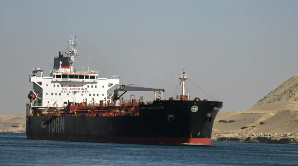 Kapal melewati Terusan Suez.