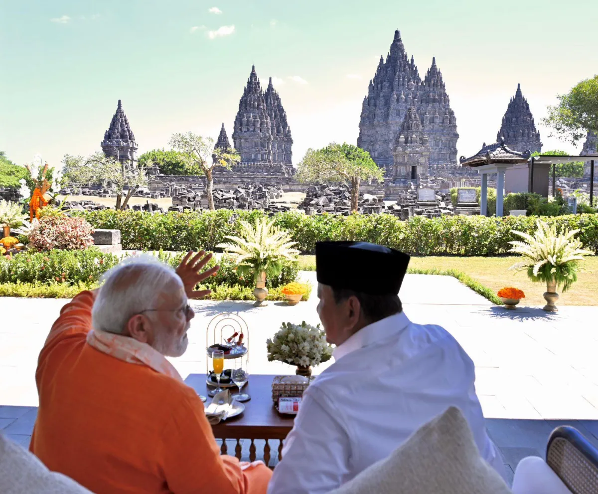 Prabowo Subianto bersama Perdana Menteri (PM) Republik India Narendra Modi mengunjungi Kompleks Candi Prambanan, Kabupaten Sleman.