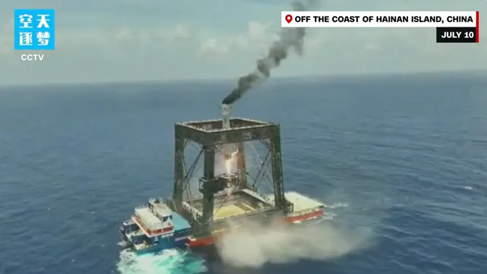 Video dari televisi pemerintah Tiongkok menunjukkan roket pendorong Tiongkok mendarat di platform terapung.