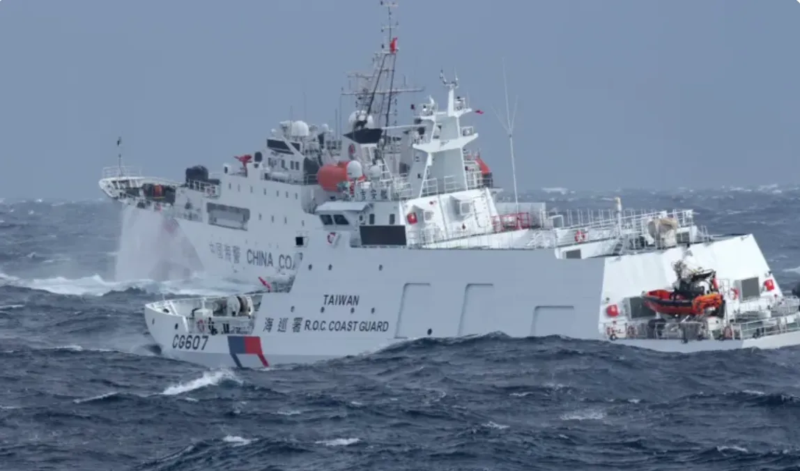 Kapal penjaga pantai Taiwan Ji An, kanan, mengejar kapal penjaga pantai Tiongkok 1302 di lepas pantai Hualien, Taiwan timur, pada 12 Desember 2024.