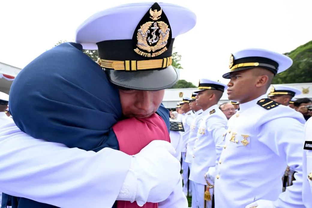 Rasa haru orang tua karena putranya jadi lulusan terbaik Akademi Militer.