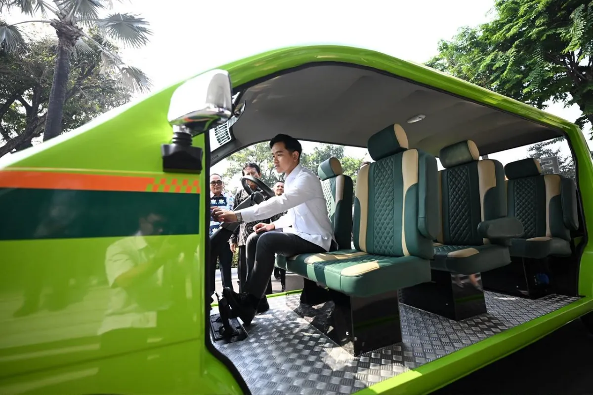 Wapres Gibran mencoba mobil listrik karya mahasiswa.