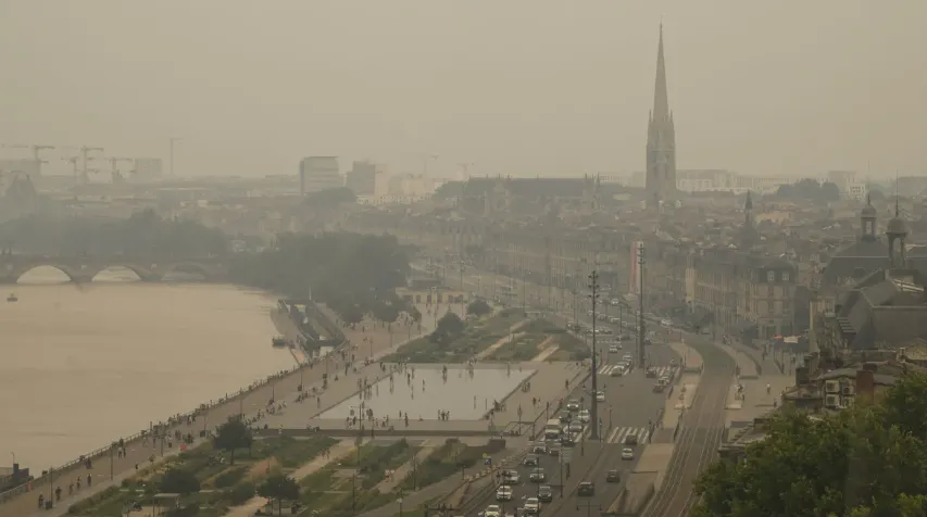 Asap kebakaran hutan menyebabkan polusi udara di Bordeaux Prancis.
