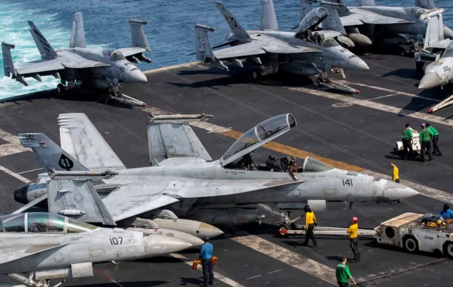 Pesawat tempur F-18 di geladak kapal induk AS.