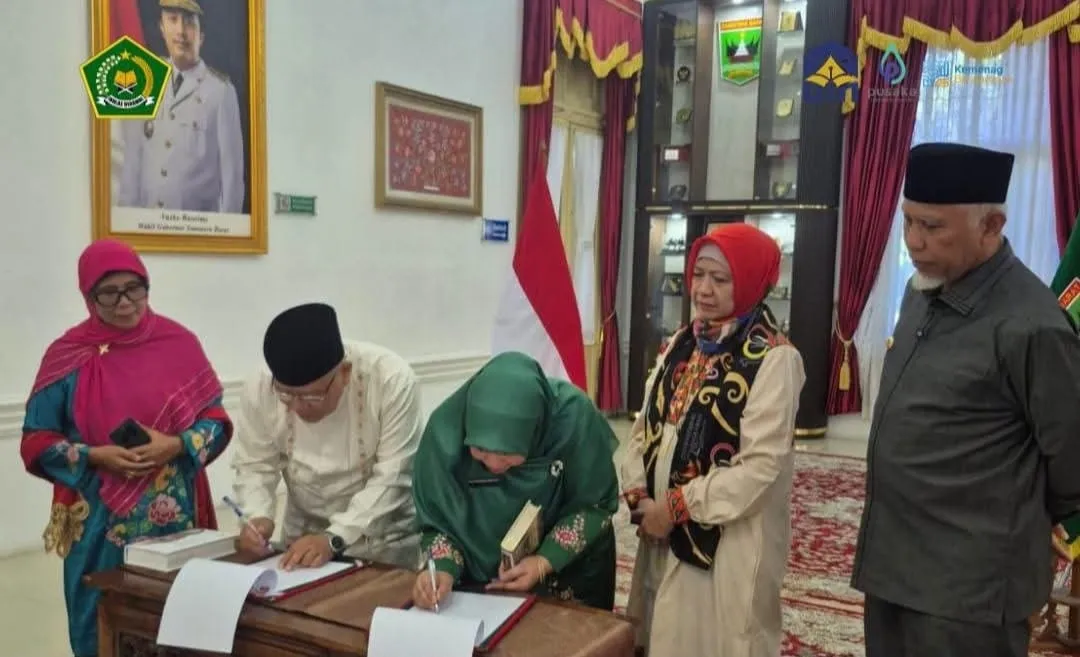 Serah terima buku sastra klasik Tamil, sumbangan dari Pemerintah Tamil Nadu.