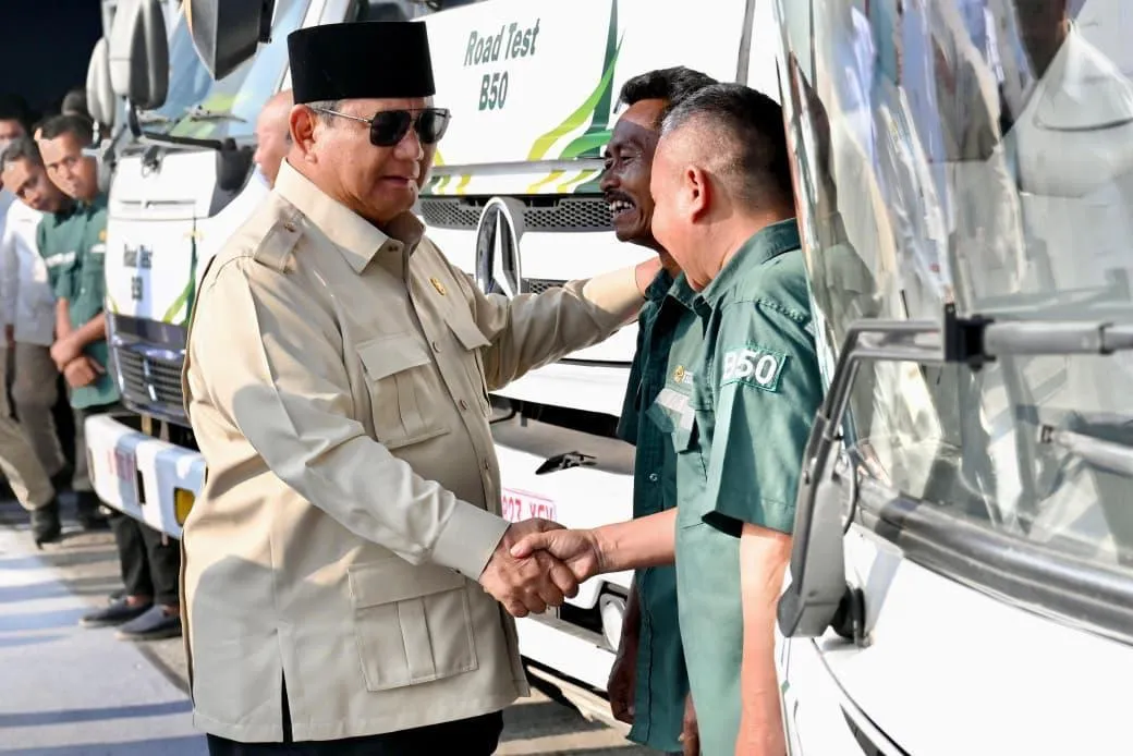 Presiden Prabowo Subianto berdialog dengan pengguna kendaraan pribadi.
