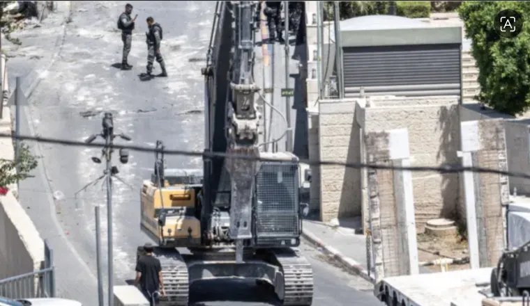Polisi Israel mendampingi tim Pemerintah Kota Yerusalem Israel merobohkan sebuah bangunan empat apartemen milik warga Palestina Fuad Awadallah, dengan alasan bangunan tersebut dibangun tanpa izin, di kota Sur Baher di Yerusalem Timur.