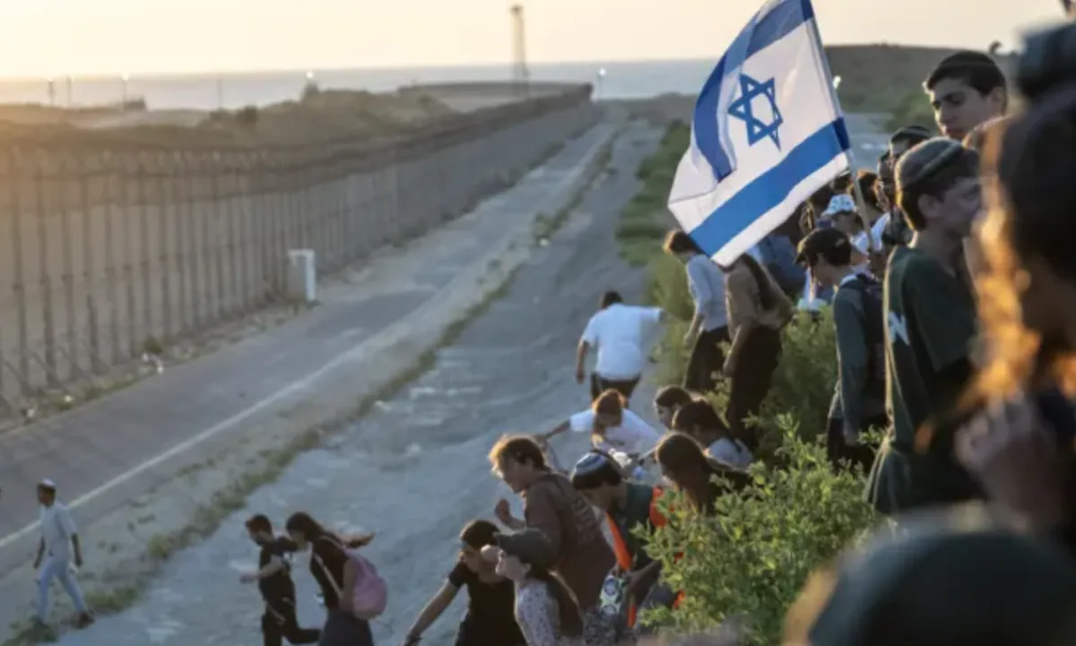 Para pemukim Israel, yang bergabung dengan para menteri dan anggota parlemen sayap kanan, dari daerah Yad Mordehay di Israel selatan menuju perbatasan Gaza.