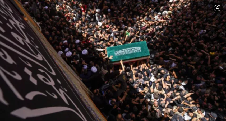 Kerumunan besar yang membawa bendera dan poster menghadiri upacara perpisahan untuk pemimpin Iran Ali Khamenei, yang syahid dalam serangan AS-Israel.