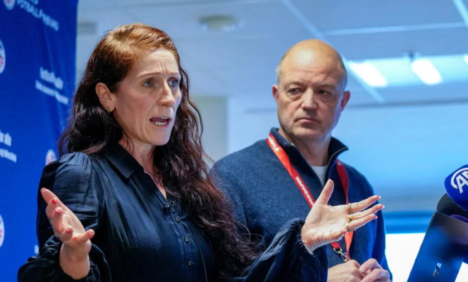 Presiden Asosiasi Sepak Bola Norwegia Lise Klaveness dan Sekretaris Jenderal Karl-Petter Loken di konferensi pers Asosiasi Sepak Bola Norwegia di Oslo, Norwegia, 10 Oktober 2025.