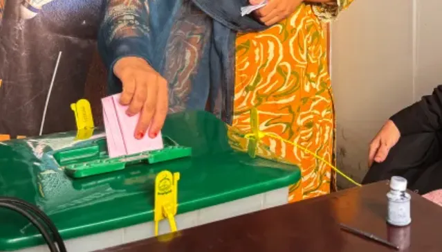 Warga Kashmir memberikan suara di tempat pemungutan suara.