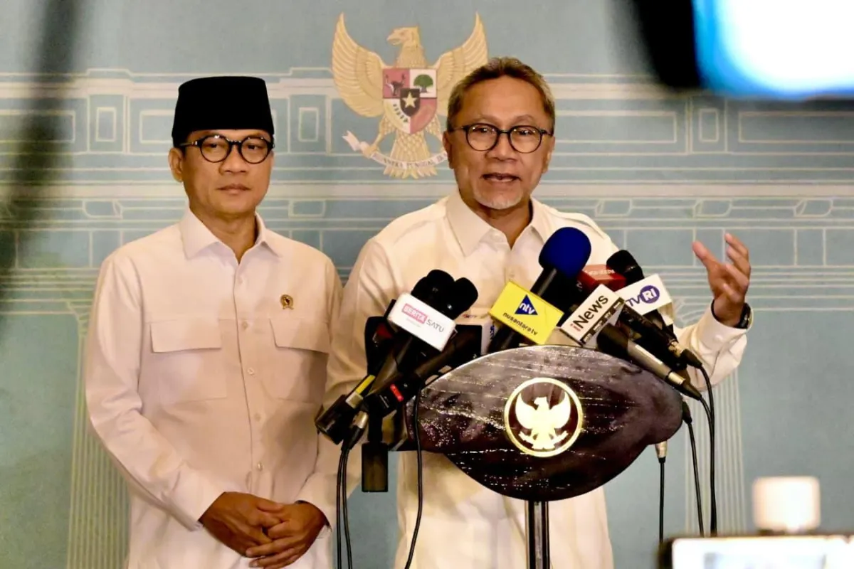 Menko Bidang Pangan Zulkifli Hasan (kanan) pada Rabu, 15 Juli 2026, di Kompleks Istana Kepresidenan Jakarta.
