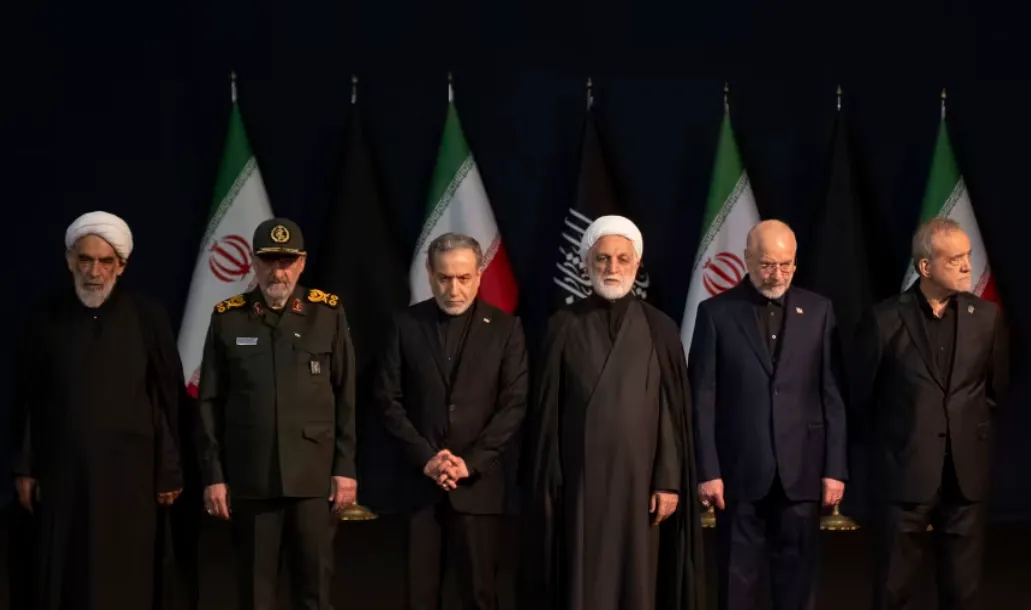 Para pemimpin Iran menunjukkan penghormatan di pemakaman Ayatullah Ali Khamenei.
