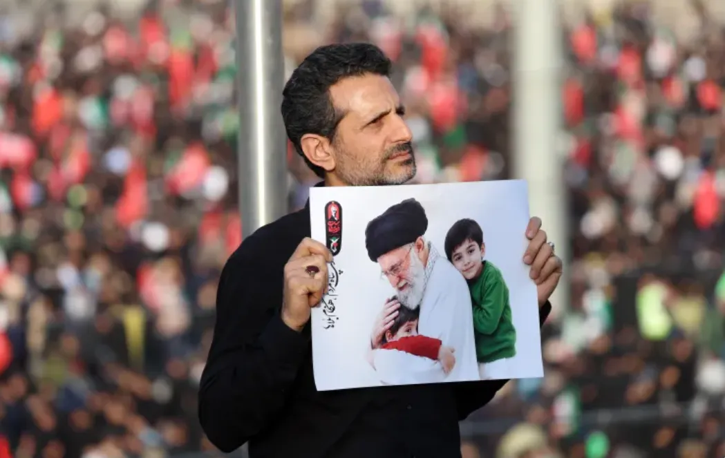 Warga Iran di acara pemakaman Ayatullah Ali Khamenei.