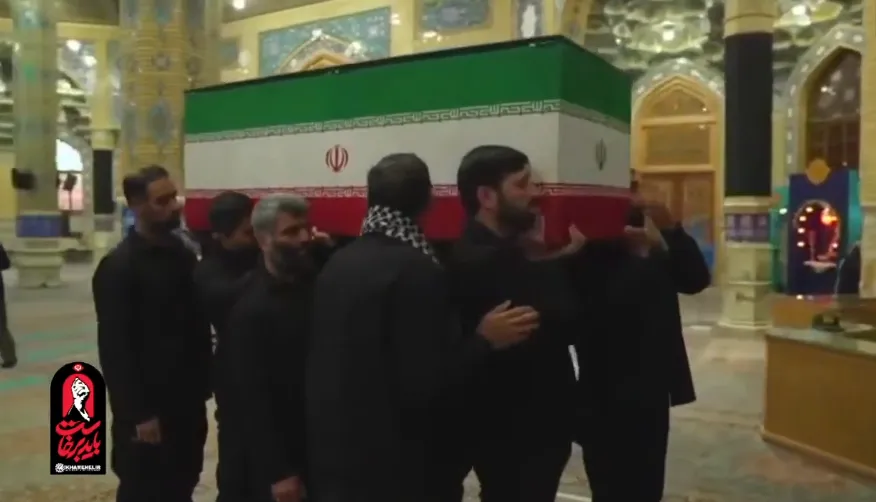 Peti jenazah Ayatullah Ali Khamenei digotong di kota suci Qom, Iran.