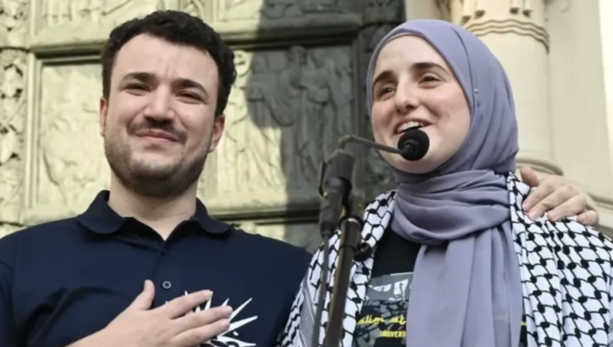 Aktivis Palestina Mahmoud Khalil yang dibebaskan dari penahanan ICE dan istrinya Noor Abdalla berbicara dan berpartisipasi dalam unjuk rasa di tangga Katedral St. John the Divine di Manhattan, New York.