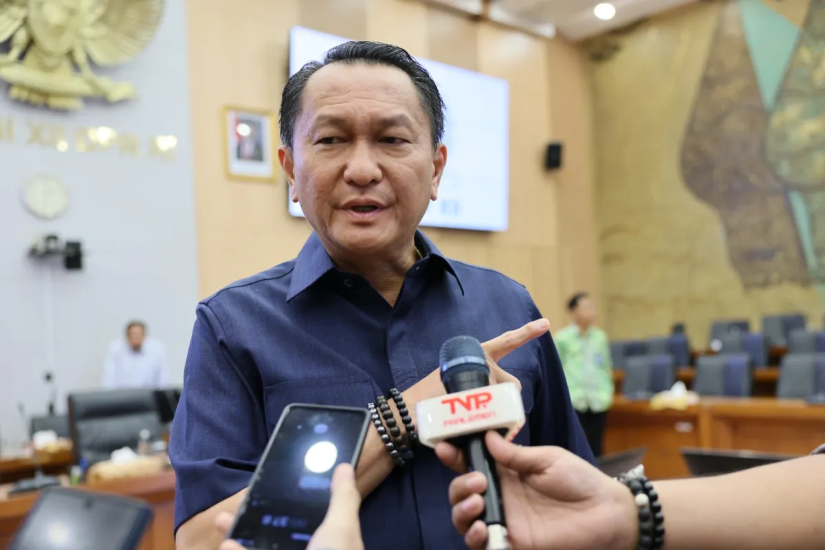 Ketua Komisi XII DPR RI Bambang Patijaya, saat diwawancarai Parlementaria usai agenda Rapat Dengar Pendapat Komisi XII DPR RI di Kompleks Parlemen, Senayan, Jakarta, Selasa (14/7/2026).