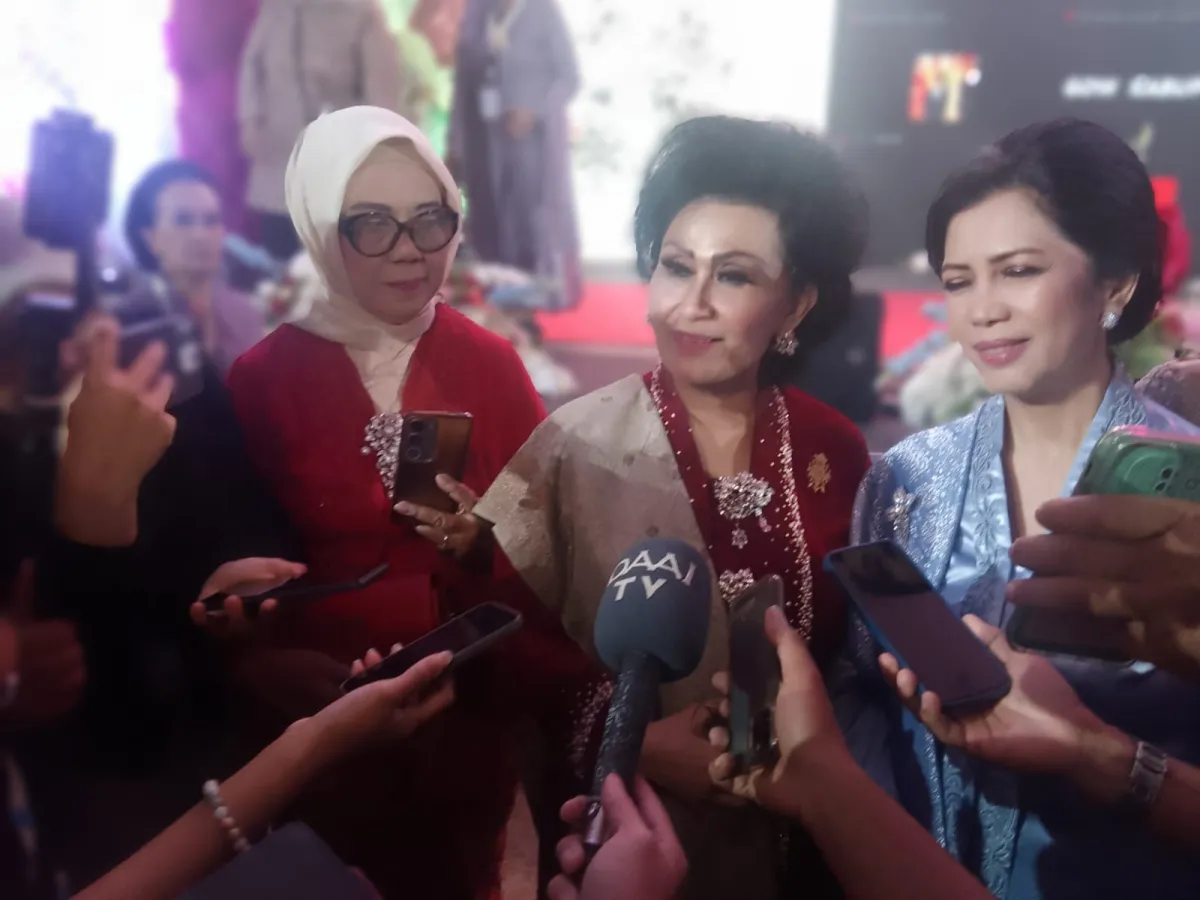 Ny. Nannie Hadi Tjahjanto (tengah) di acara KOWANI. (Foto: M. Abriyanto)