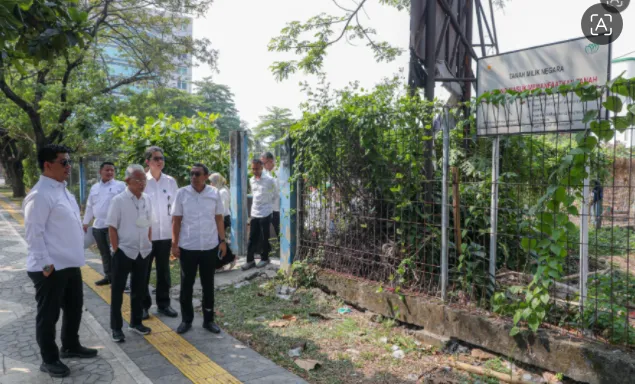 Juri Ardiantoro meninjau langsung sejumlah lokasi di kawasan Pusat Pengelolaan Komplek Kemayoran (PPK Kemayoran), Senin, 6 Juli 2026.
