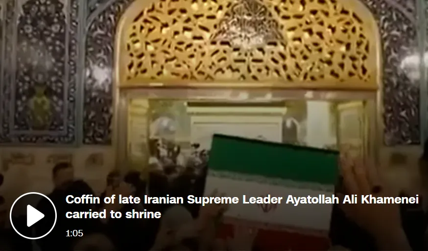 Peti jenazah mendiang Ayatullah Ali Khamenei digotong masuk ke makam suci.