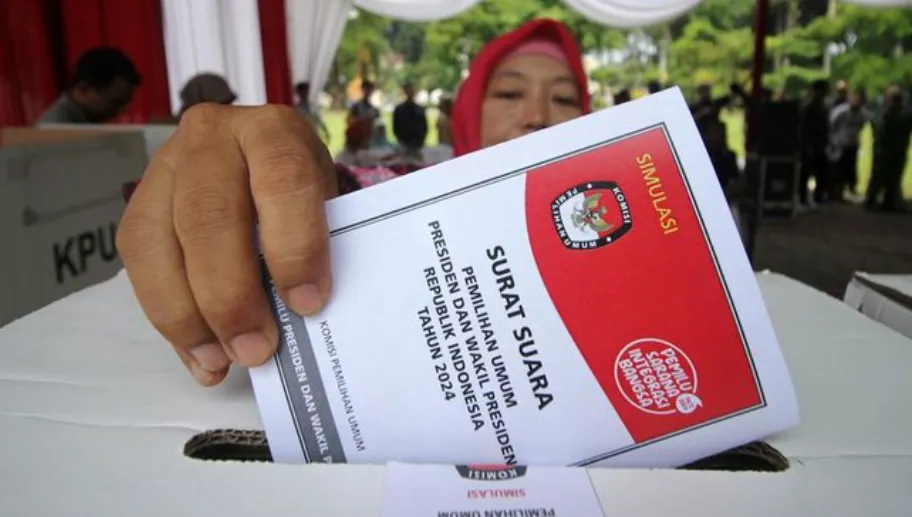 Simulasi warga memberikan suara dalam pemilu.