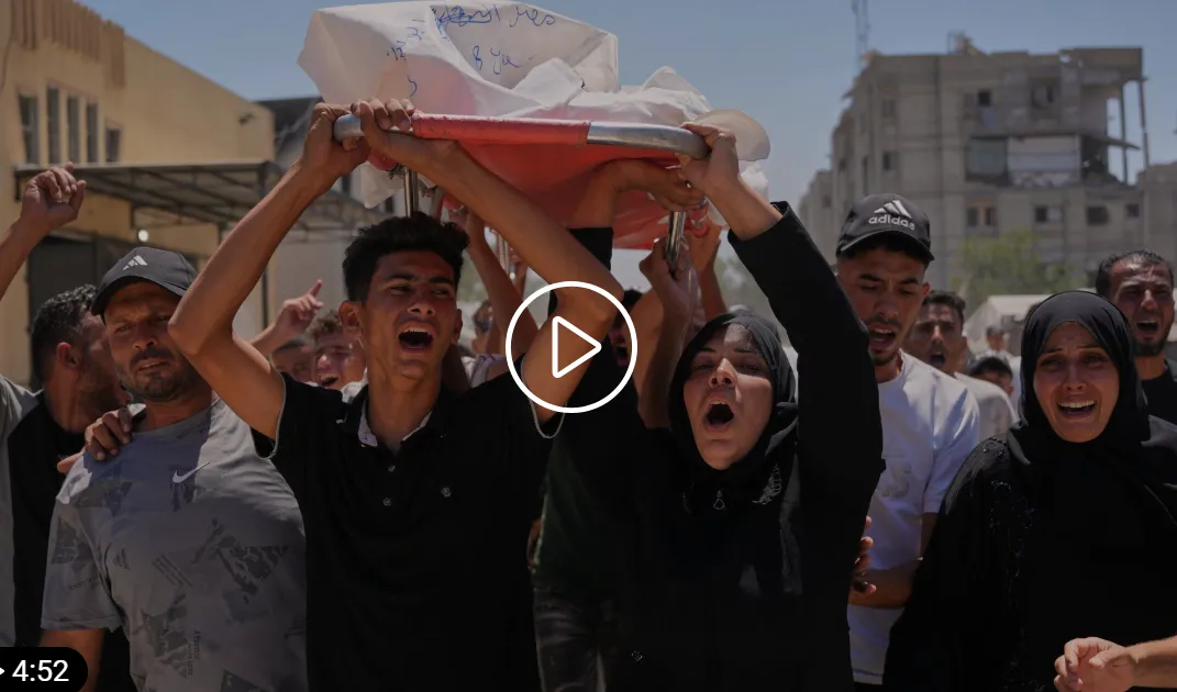 Warga Palestina menggotong jenazah korban serangan yang menjadi bagian dari aksi genosida Israel.