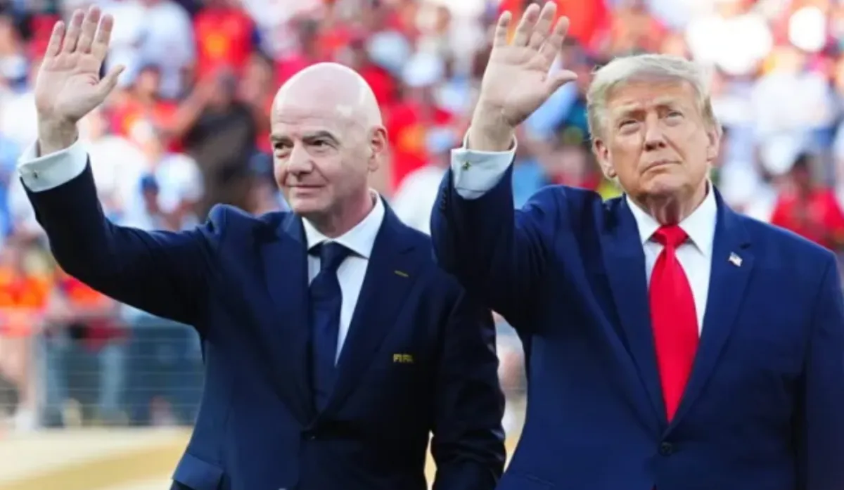 Presiden AS Donald Trump menghadiri upacara presentasi Piala Dunia 2026 bersama Presiden FIFA Gianni Infantino.