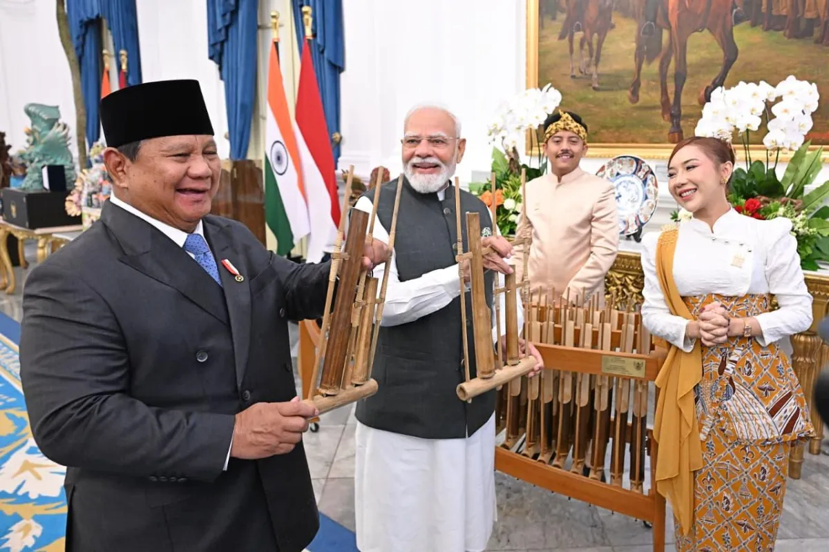 Presiden Prabowo memberikan oleh-oleh diplomasi berupa satu set angklung kepada PM Narendra Modi.