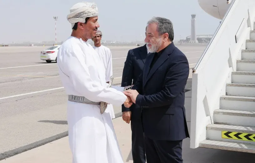 Menteri Luar Negeri Iran disambut oleh pejabat Oman di Muscat pada 11 Juli.