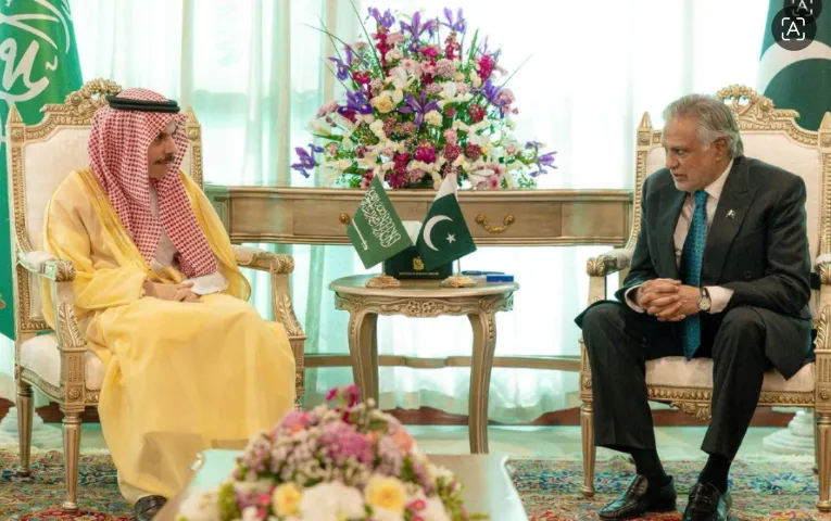 Menlu Arab Saudi Faisal bin Farhan al Saud hadir dalam pertemuan 29 Maret dengan Menlu Pakistan Mohammad Ishaq Dar di Islamabad, Pakistan.