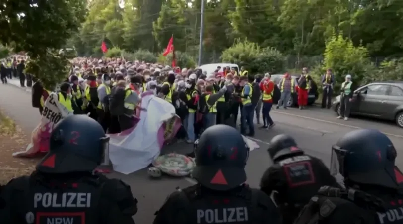 Bentrokan antara demonstran dan polisi Jerman.