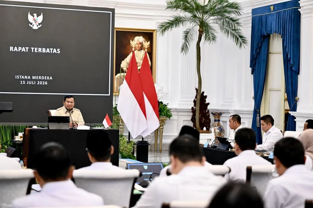 Presiden Prabowo memimpin rapat terbatas di Istana Merdeka.