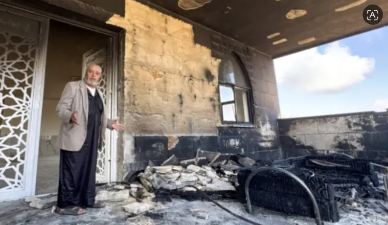 Kerusakan akibat kebakaran terlihat di pintu masuk Masjid Al-Rahmah setelah serangan pembakaran oleh pemukim Yahudi Israel di desa Kusra, selatan Nablus di Tepi Barat, Palestina pada 26 Juli 2026.