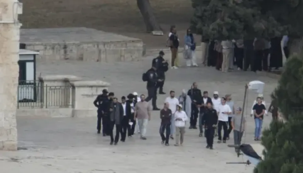 Para pemukim Zionis Yahudi Israel, di bawah perlindungan polisi Israel, menyerbu kompleks Masjid Al-Aqsa di Yerusalem Timur pada 21 Mei 2026.