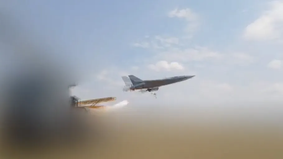 Iran mengatakan telah meluncurkan rudal drone ke arah target militer AS di Kuwait dan Bahrain.