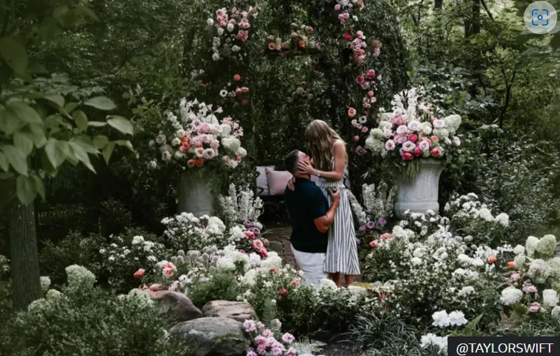 Taylor Swift dan Travis Kelce di tengah taman.
