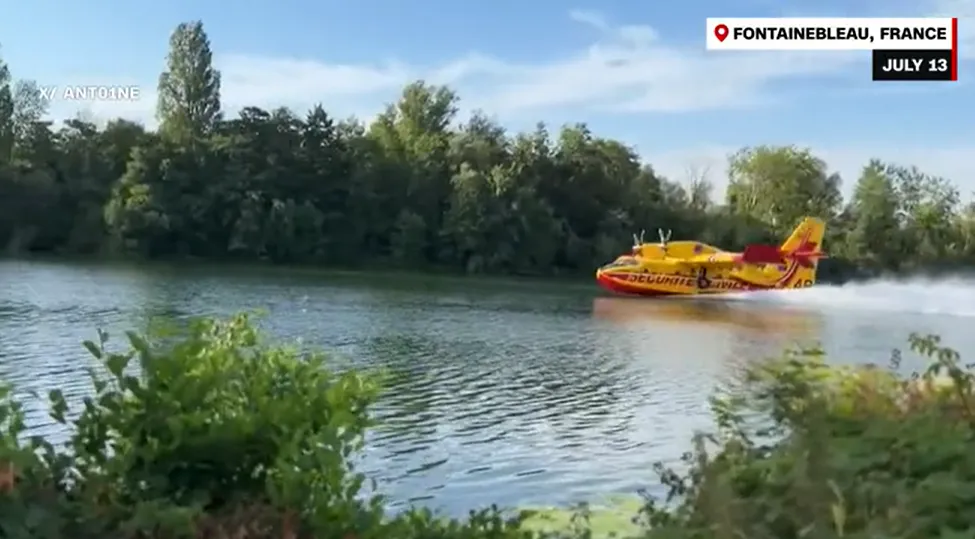 Pesawat pemadam kebakaran sedang menampung air dari Sungai Seine.