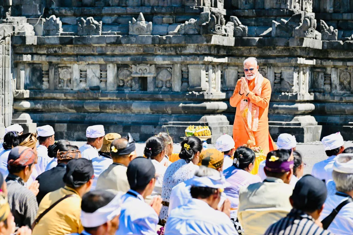 PM Modi mengungkapkan rasa syukur karena dapat memanjatkan doa di Candi Prambanan.