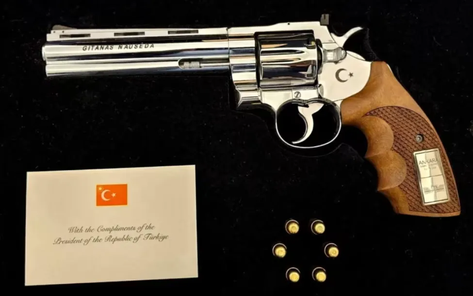 Revolver yang dihadiahkan Erdogan pada Presiden Lituania.