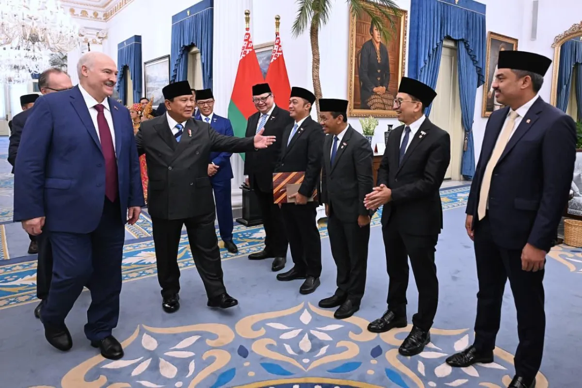 Presiden Prabowo memperkenalkan pejabatnya ke Presiden Lukashenko.