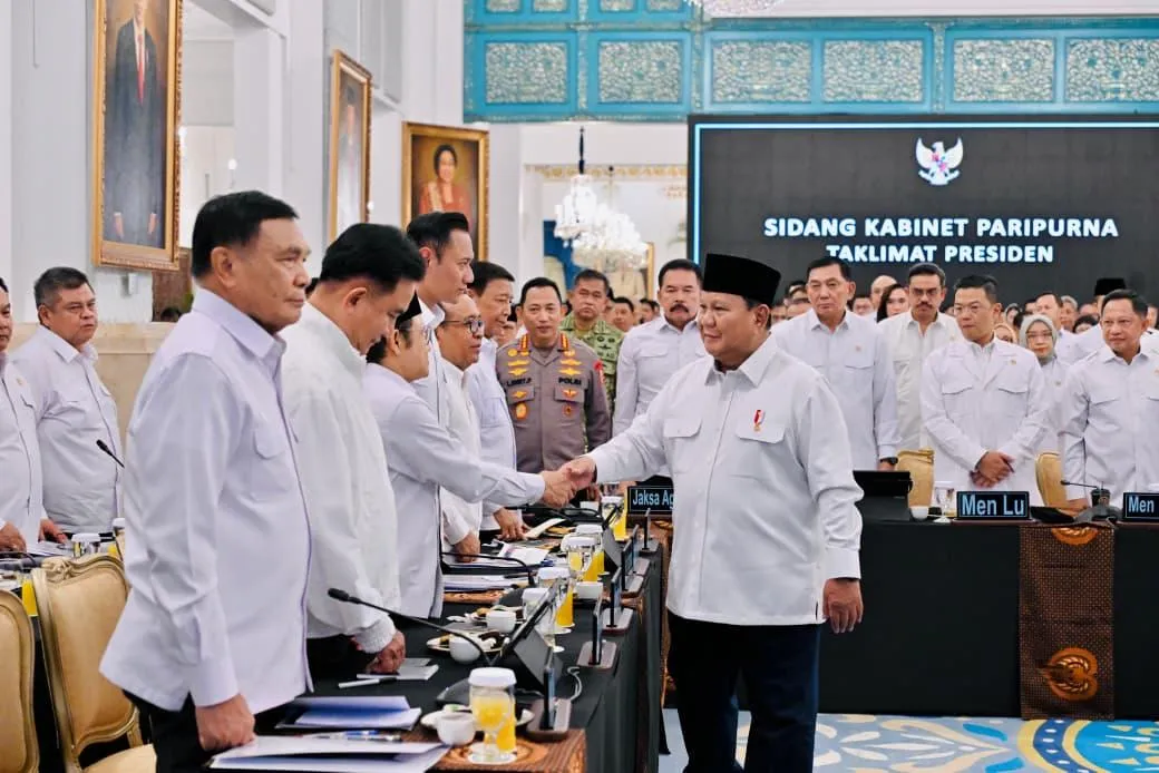Presiden Prabowo menyalami peserta sidang kabinet paripurna di Istana Negara.