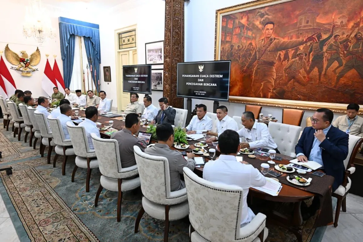 Presiden Prabowo menggelar rapat terbatas bersama sejumlah anggota Kabinet Merah Putih di Istana Merdeka.