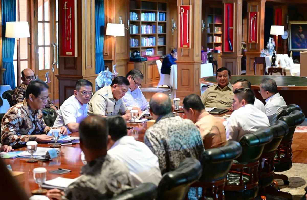 Rapat terbatas yang dipimpin oleh Presiden Prabowo di Kediaman Hambalang, Kabupaten Bogor.