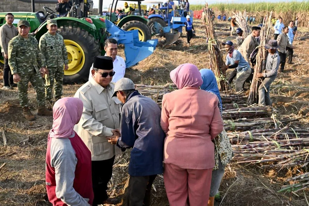 Kepala Negara tampak menyapa dan berbincang dengan sejumlah petani yang turut mengikuti panen raya.