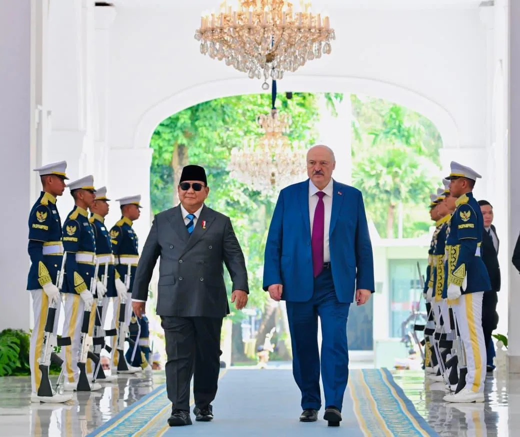 Presiden Lukashenko tiba di Istana Merdeka.